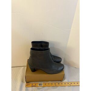 Ecco gray leather zipper ankle boots size 42 (USA11)(minor scuffs)